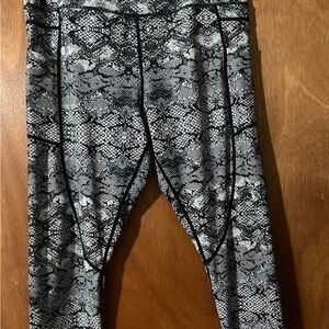 Zyia LNT capri Black and Gray Snake Print Leggings with pockets.